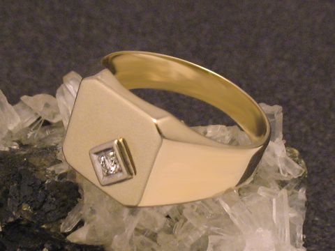 Goldring zeitlos aus Gold 585 mit brillant in Gr. 67,5, Hersteller Juwelier Harnisch, über Gr. 60/19, elegant gestaltet auf schimmerndem Gestein präsentiert.