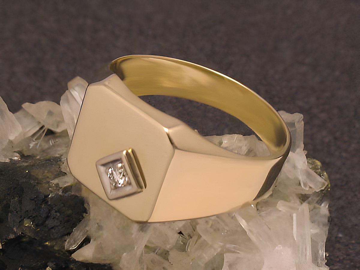 Goldring zeitlos aus Gold 585 mit brillant in Gr. 67,5, Hersteller Juwelier Harnisch, über Gr. 60/19, elegant gestaltet auf schimmerndem Gestein präsentiert.