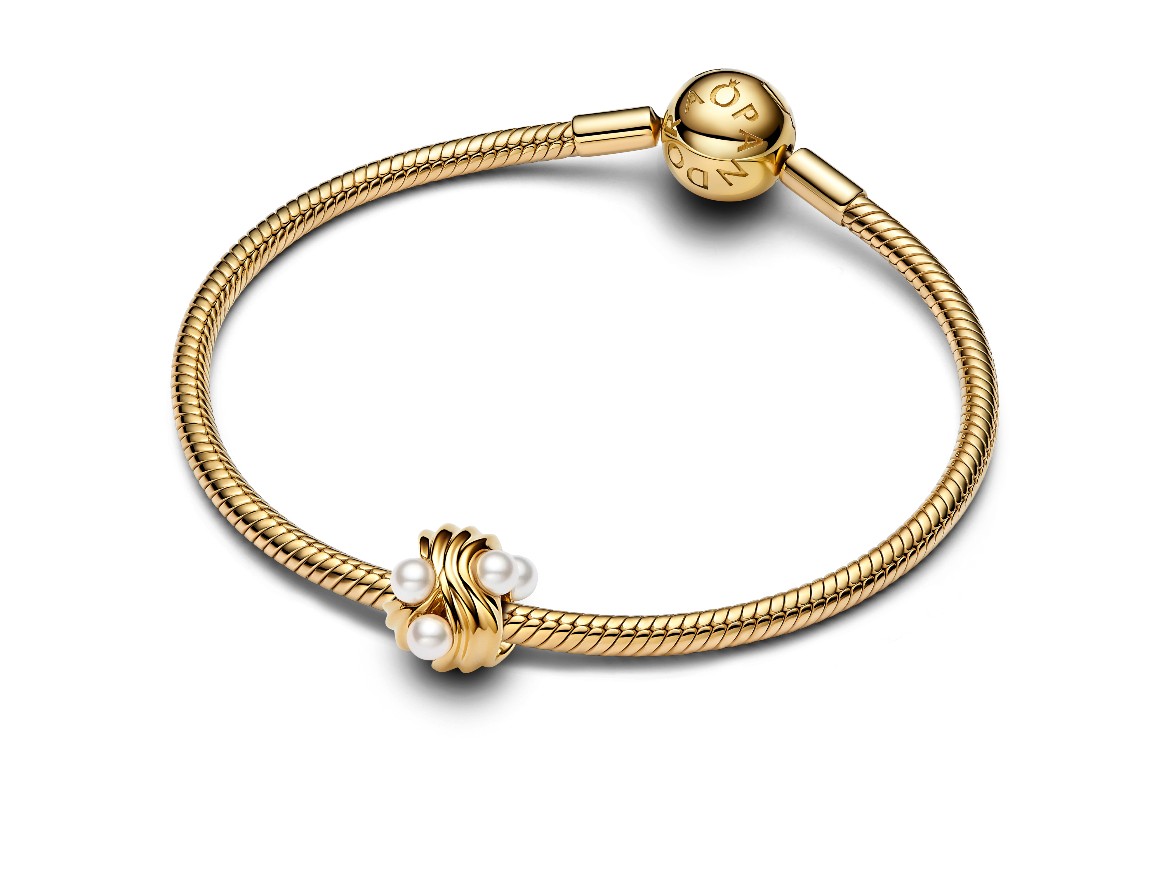 Abstrakter Wellen Charm aus Gelbgold Vergoldung von Pandora, verziert mit drei stilisierten Perlen, auf einem eleganten Armband platziert, ideal für moderne Schmuckliebhaber.