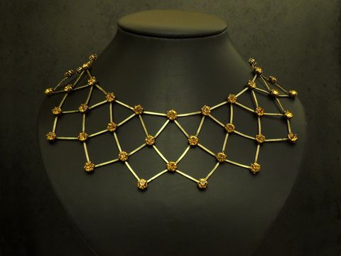 Strass Gitter Collier Kette in orange, 39-45 cm, goldfarbene Fassung, Hersteller Juwelier Harnisch, filigranes Design mit glitzernden Steinen, ideal für besondere Anlässe.