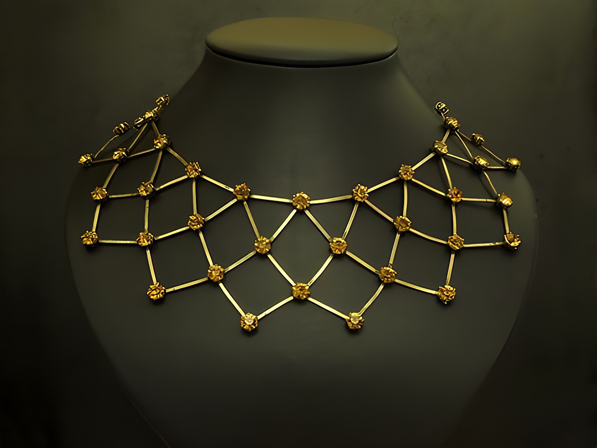 Strass Gitter Collier Kette in orange, 39-45 cm, goldfarbene Fassung, Hersteller Juwelier Harnisch, filigranes Design mit glitzernden Steinen, ideal für besondere Anlässe.