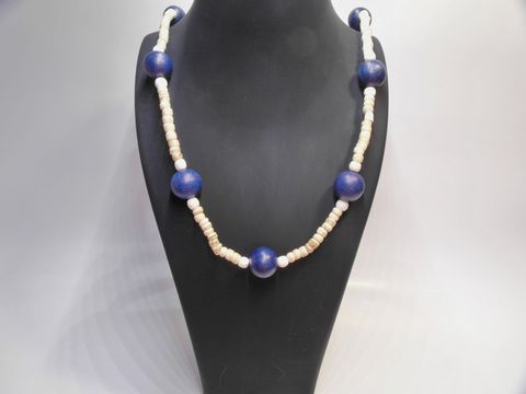 Holzkette mit Kugeln in 15 mm, naturbraun und blau, 80 cm lang, von Juwelier Harnisch, ein schöner Holzschmuck in buntem Design.