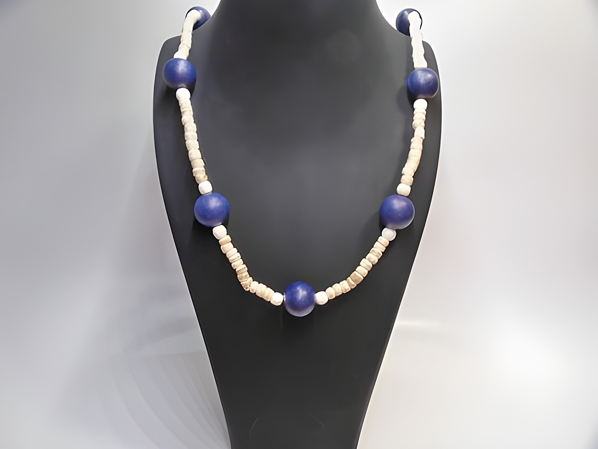 Holzkette mit Kugeln in 15 mm, naturbraun und blau, 80 cm lang, von Juwelier Harnisch, ein schöner Holzschmuck in buntem Design.
