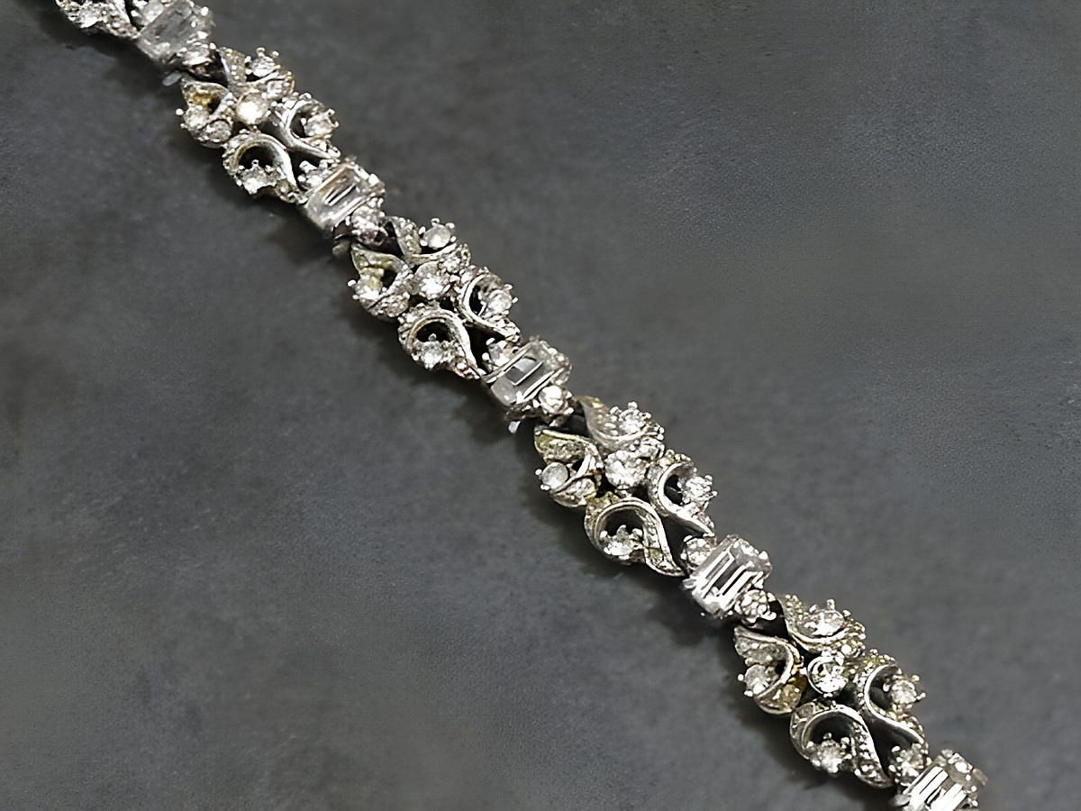 Elegantes Strass Armband in Weiß, 19 cm lang, silberfarben, mit funkelnden Kristallen und geschwungenem Design, Hersteller Juwelier Harnisch, ideal für besondere Anlässe.