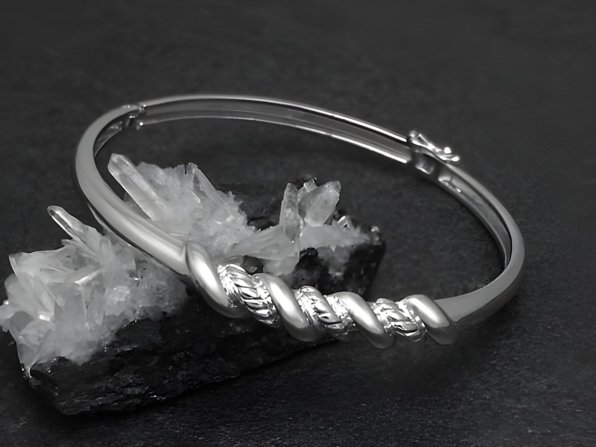Silber Armreifen verdreht 6,9 mm rhodiniert 17 cm, Hersteller Juwelier Harnisch, in stilvoller Anordnung auf schwarzem Untergrund mit kristalliner Struktur im Hintergrund.