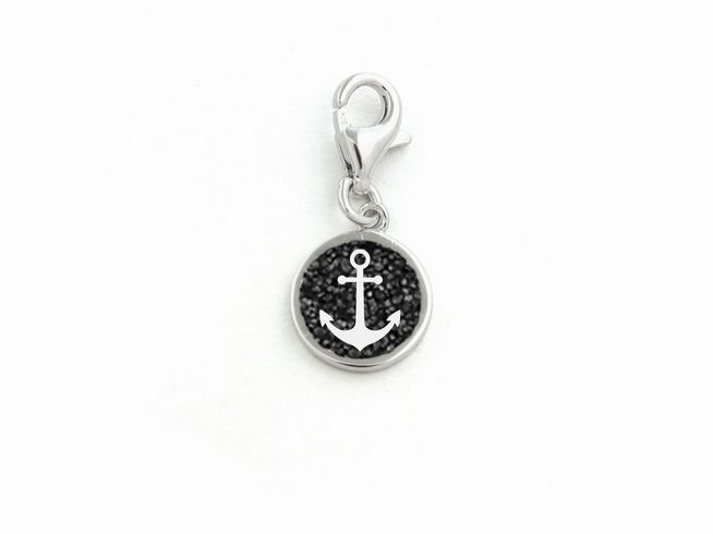 Silberner Charm in runder Form mit einem Anker-Motiv in der Mitte, umgeben von schwarzem Sand, gefertigt aus hochwertigem Sterling Silber von DUR, Modell F269.