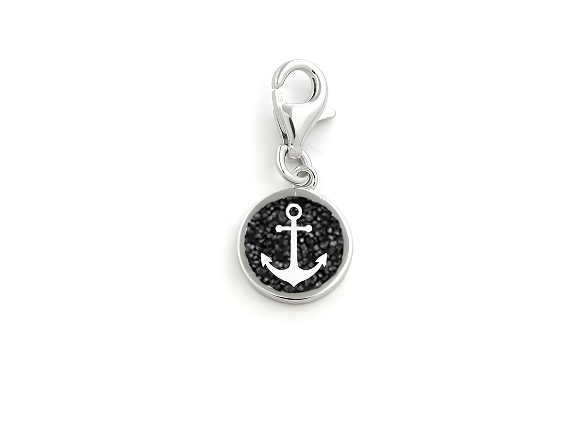 Silberner Charm in runder Form mit einem Anker-Motiv in der Mitte, umgeben von schwarzem Sand, gefertigt aus hochwertigem Sterling Silber von DUR, Modell F269.
