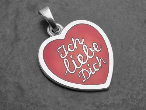 Herzanhänger aus rhodiniertem Sterling Silber mit rotem Lack und der eingravierten Aufschrift Ich liebe Dich, Hersteller Juwelier Harnisch, flach gestaltet.