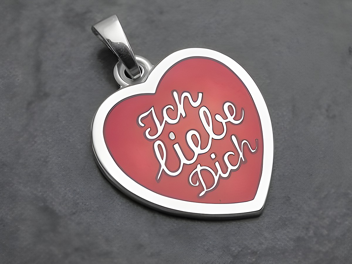 Herzanhänger aus rhodiniertem Sterling Silber mit rotem Lack und der eingravierten Aufschrift Ich liebe Dich, Hersteller Juwelier Harnisch, flach gestaltet.