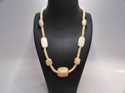 Holzkette Multiform 25 mm naturbraun 60 cm von Juwelier Harnisch, elegant gestaltete Holzperlen in verschiedenen Formen und Größen, ideal für jedes Outfit.