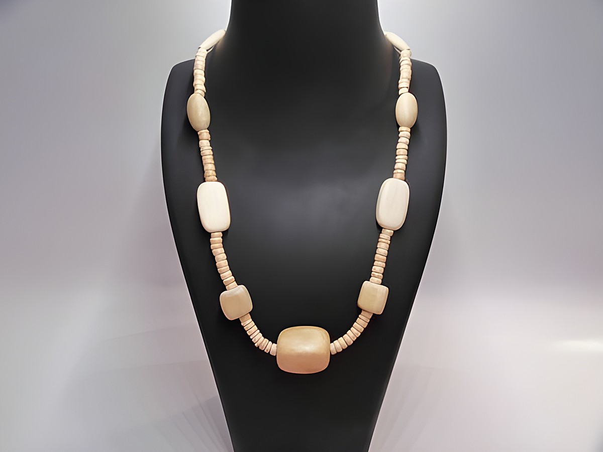 Holzkette Multiform 25 mm naturbraun 60 cm von Juwelier Harnisch, elegant gestaltete Holzperlen in verschiedenen Formen und Größen, ideal für jedes Outfit.