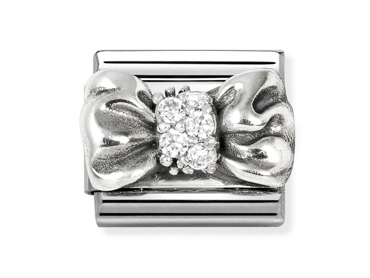 Ein elegantes Charm aus oxidiertem Sterling Silber in Form einer Schleife, verziert mit funkelndem Zirkonia, ideal für stilvolle Armbänder, Hersteller Nomination.