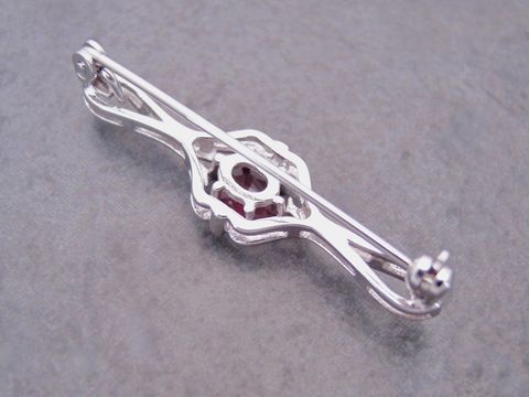 39217-1 Silber Brosche vornehm mit Granat, Hersteller Juwelier Harnisch, filigranes Design, elegant und zeitlos, ideal für besondere Anlässe oder als stilvolles Accessoire.