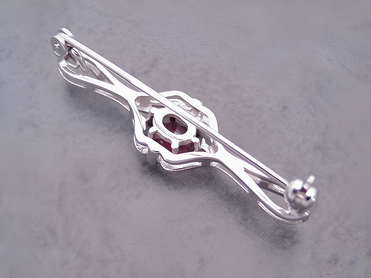 Silber Brosche vornehm mit Granat, Hersteller Juwelier Harnisch, filigranes Design, elegant und zeitlos, ideal für besondere Anlässe oder als stilvolles Accessoire. – Ansicht 2
