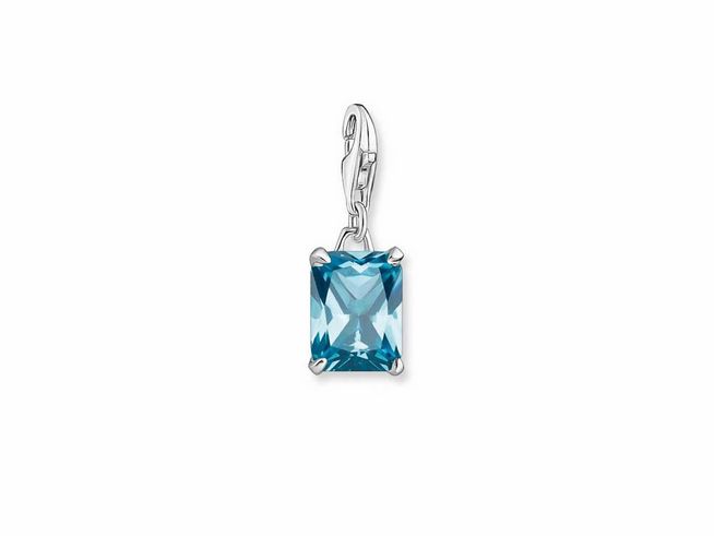 Thomas Sabo Charms-Anhänger mit Oktagon-Schliff aus Sterling Silber, besetzt mit hellblauem synthetischem Spinell, funkelt elegant und ist ideal für individuelle Schmuckdesigns.