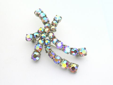 Wunderschöne Damen Brosche gefasst neu von Juwelier Harnisch, Strass Brosche in Weiß mit funkelnden Kristallen, ideal für elegante Akzente im Outfit.