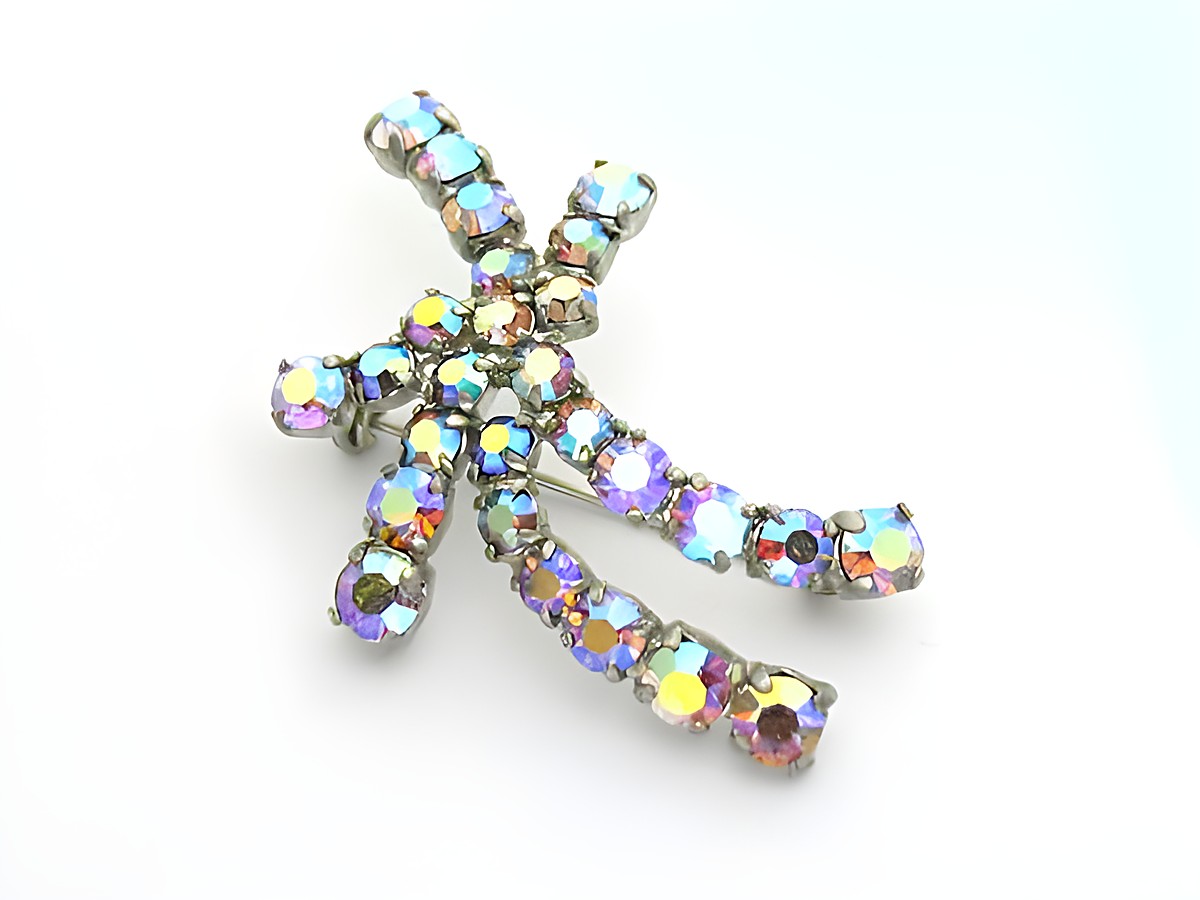 Wunderschöne Damen Brosche gefasst neu von Juwelier Harnisch, Strass Brosche in Weiß mit funkelnden Kristallen, ideal für elegante Akzente im Outfit.