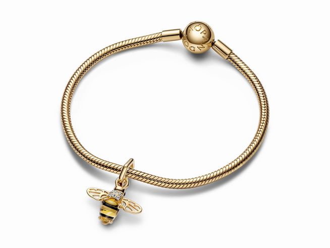 Funkelnder Biene Charm-Anhänger aus gelbgold vergoldetem Metall, mit feinen Details und glitzernden Elementen, angebracht an einem eleganten Armband von Pandora.