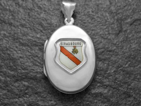 Silbernes Medaillon mit dem Stadtwappen von Strasbourg, das ein Schild mit rotem Band und Goldstern zeigt. Hersteller: Juwelier Harnisch, Europa Medaillons.