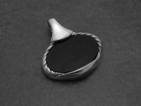 Silber Anhänger mit echtem schwarzen Onyx, elegant und modern im aktuellen Trend, hergestellt von Juwelier Harnisch, perfekt für stilbewusste Schmuckliebhaber.