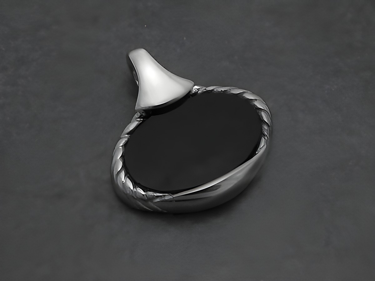 Silber Anhänger mit echtem schwarzen Onyx, elegant und modern im aktuellen Trend, hergestellt von Juwelier Harnisch, perfekt für stilbewusste Schmuckliebhaber.