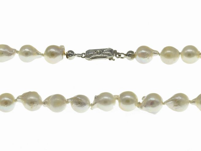 Perlenkette aus Akoya-Zuchtperlen in barocker Form, Größe 7-7,5 mm, in Weiß und Creme, Länge 45 cm, mit silbernem Verschluss, klassisches Design von Juwelier Harnisch.