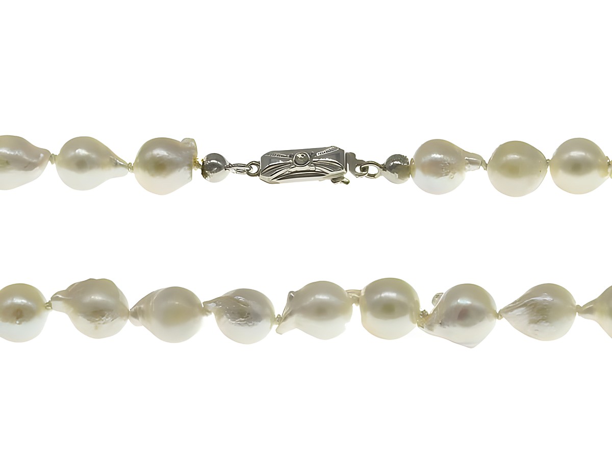 Perlenkette aus Akoya-Zuchtperlen in barocker Form, Größe 7-7,5 mm, in Weiß und Creme, Länge 45 cm, mit silbernem Verschluss, klassisches Design von Juwelier Harnisch.