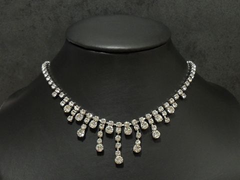 Strass Kette prächtig in Weiß mit einer Länge von 48-51 cm, silberfarbene Fassung, Hersteller Juwelier Harnisch, ideal für festliche Anlässe.