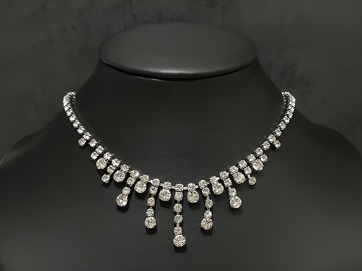 Strass Kette prächtig in Weiß mit einer Länge von 48-51 cm, silberfarbene Fassung, Hersteller Juwelier Harnisch, ideal für festliche Anlässe.
