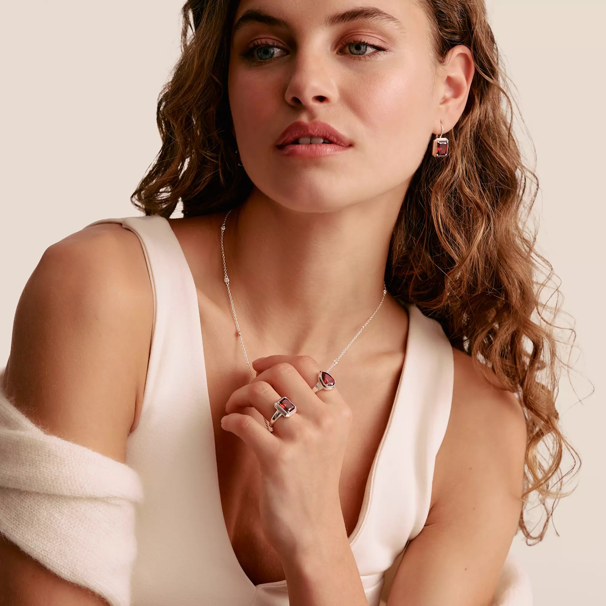 Thomas Sabo Ring mit granatrotem Zirkoniastein in Tropfenform ELYNDRA Silber – Zirkonia – Ansicht 3