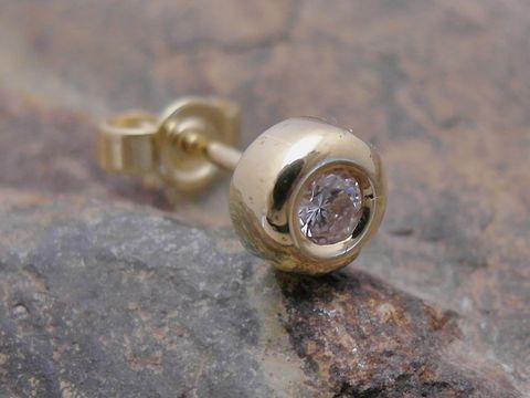 Kreis 1 Ohrstecker unisex Gold 585 eindrucksvoll mit Brillant, Hersteller Juwelier Harnisch Einzelohrringe 1 Stück, glänzende Oberfläche und elegantes Design.