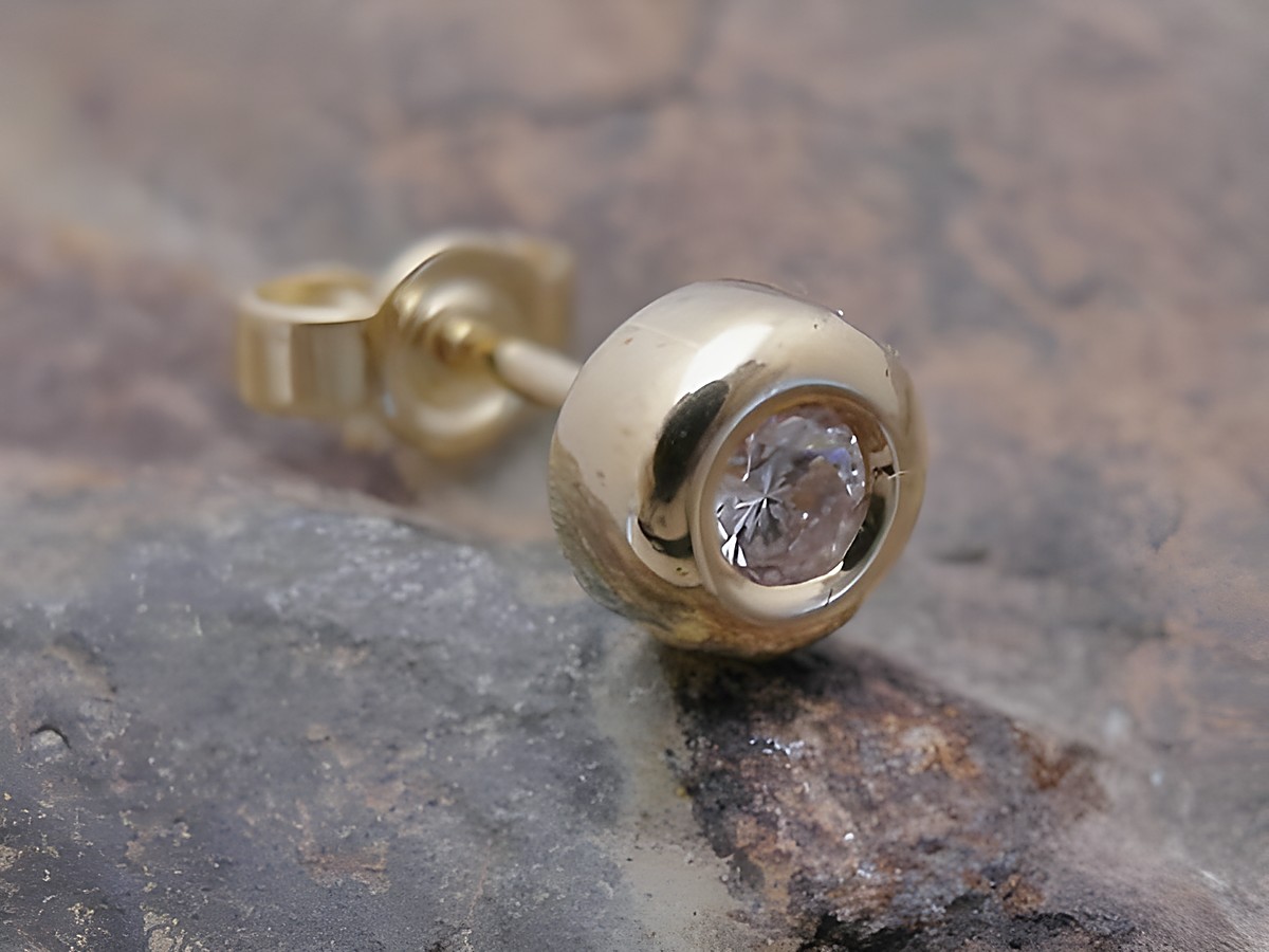 Kreis 1 Ohrstecker unisex Gold 585 eindrucksvoll mit Brillant, Hersteller Juwelier Harnisch Einzelohrringe 1 Stück, glänzende Oberfläche und elegantes Design.