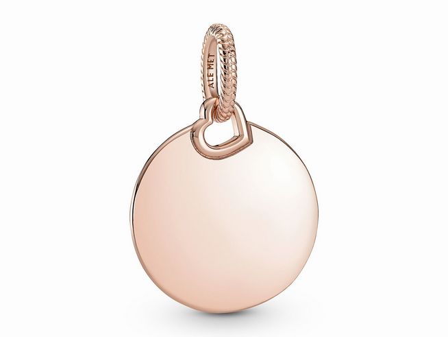 Ein runder Tag-Anhänger aus roségold vergoldetem Material von Pandora, ohne Kette, mit einem glänzenden, glatten Finish und einer herzförmigen Öse.