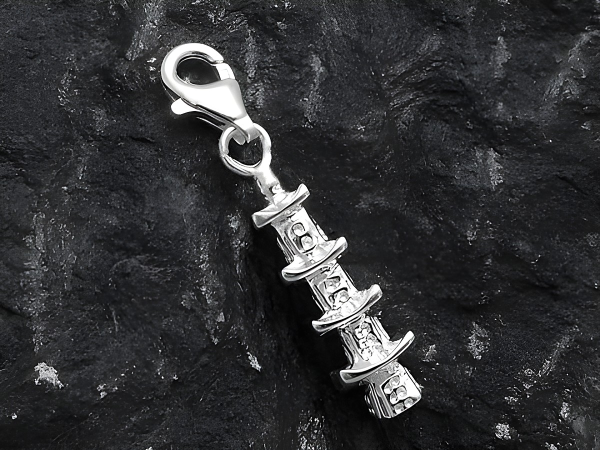 Pagoda Charms Anhänger aus Sterling Silber mit Karabiner, detailreiche Darstellung einer Pagode, elegant und schlicht, ideal für Schmuckliebhaber. Hersteller: Juwelier Harnisch.
