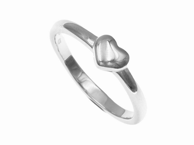 Kinderring aus rhodiniertem Sterling Silber in Größe 44 mit einem love Herz Design, ideal für Kinder, Hersteller Juwelier Harnisch, schlicht und elegant.