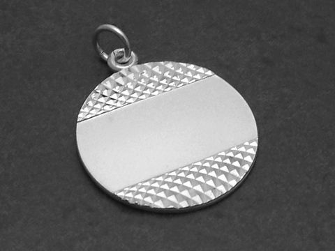 Runder Gravur Silber Anhänger mit Diamantschliff, schlichtes Design, hergestellt von Juwelier Harnisch, ideal für persönliche Gravuren und elegante Schmuckstücke.