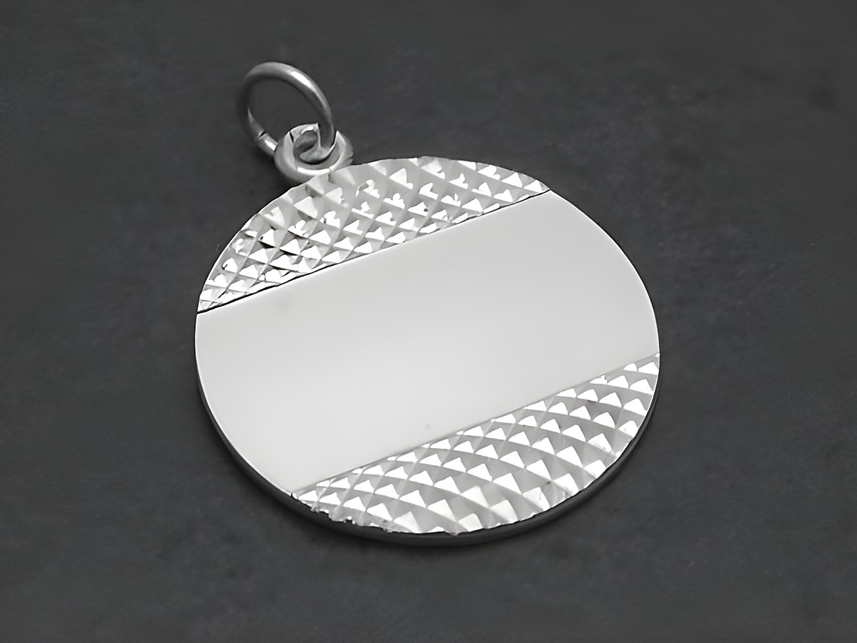 Runder Gravur Silber Anhänger mit Diamantschliff, schlichtes Design, hergestellt von Juwelier Harnisch, ideal für persönliche Gravuren und elegante Schmuckstücke.