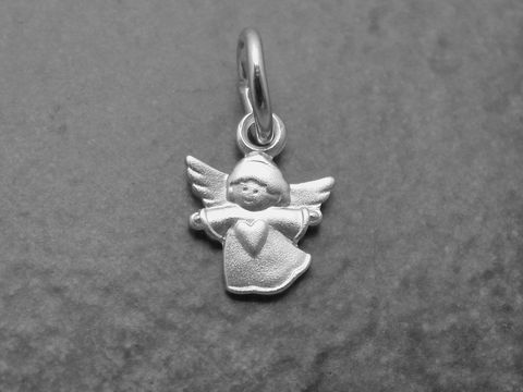 Mini Engel mit Herz aus Sterling Silber, schnuckelig und detailreich gestaltet, Größe 8,5 mm, gefertigt vom Juwelier Harnisch, ideal für charmante Schmuckstücke.