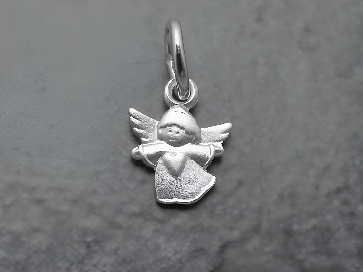 Mini Engel mit Herz aus Sterling Silber, schnuckelig und detailreich gestaltet, Größe 8,5 mm, gefertigt vom Juwelier Harnisch, ideal für charmante Schmuckstücke.