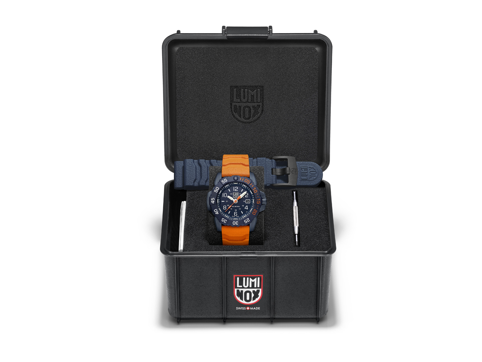 Die Luminox Uhr XS.3253.CBNSF.SET aus der SEA Serie in Blau mit 45 mm Durchmesser ist in einer stylischen, schwarzen Box platziert, zusammen mit einem Ersatzband und einem Werkzeug.