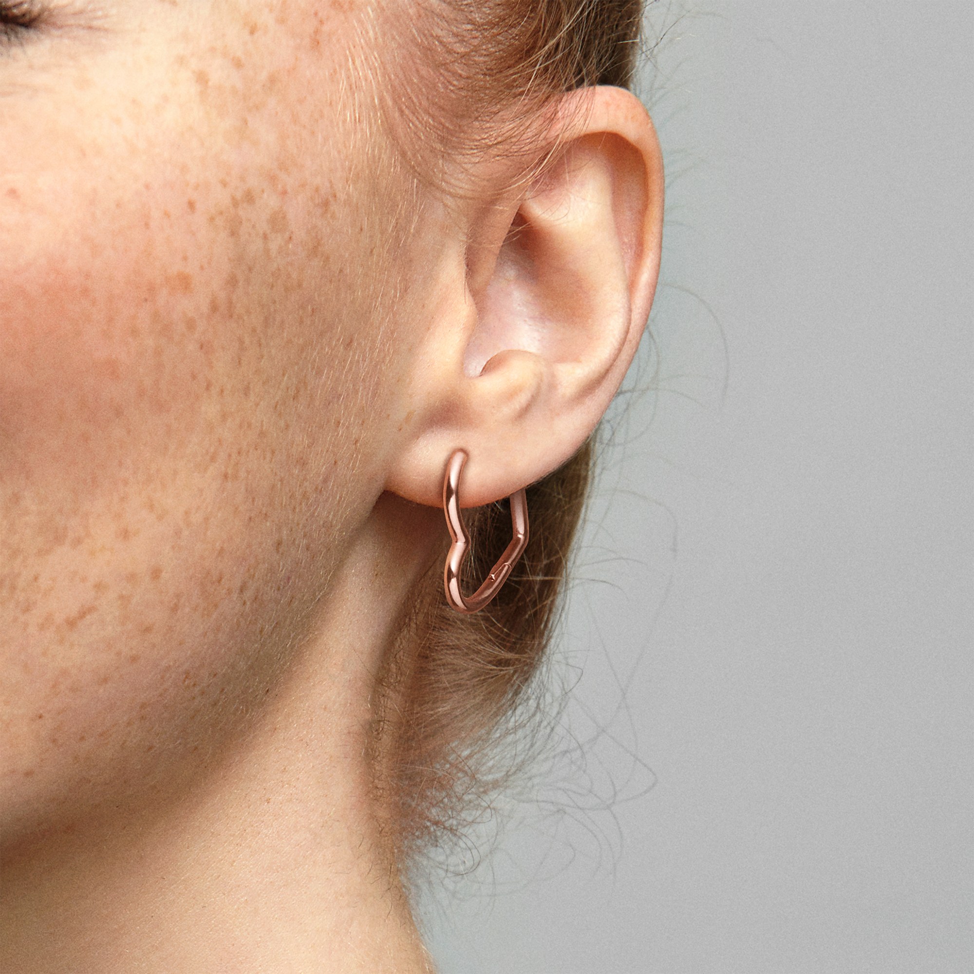 Pandora Small - Kleine asymmetrische Herz Roségold Verg. Creolen – Ansicht 3