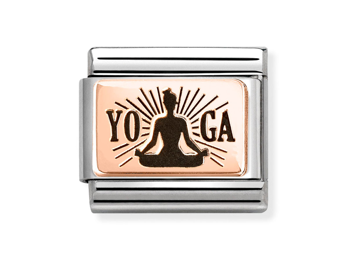 Plättchen aus Roségold mit graviertem Yoga-Motiv im Lotussitz und dem Schriftzug Yoga, verziert mit Strahlen, auf einem silbernen Grund, Modell von Nomination.