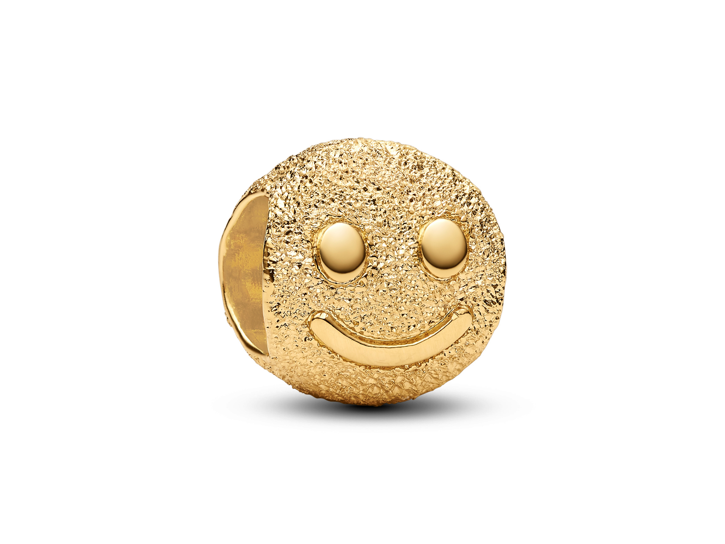 Strukturiertes glückliches Gesicht Mini-Charm aus gelbgold vergoldetem Material von Pandora, die charmante Darbietung eines Smiley-Gesichts mit glänzenden Augen und freundlichem Ausdruck.