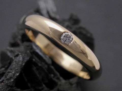 Imposanter Goldring aus Gold 333 mit Brillant, Größe 65, Hersteller Juwelier Harnisch, für Übergrößen über 60/19. Elegantes Design und schlichte Schönheit.