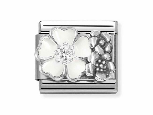 Ein elegantes Charm mit einer weißen Blume aus Emaille, verziert mit Zirkonia, und einer silbernen Blume, hergestellt von Nomination Silvershine Motive.