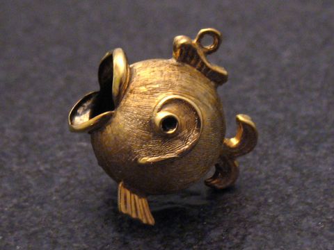 Gold Anhänger Gold-Fisch rund und schön von Juwelier Harnisch, ein kunstvoll gestaltetes Schmuckstück in Fischform, perfekt als modisches Accessoire für Tierliebhaber.