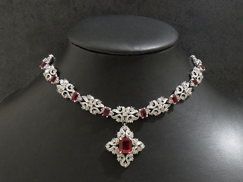 Elegante Strass Kette in rubinrot mit silberfarbener Fassung, Hersteller Juwelier Harnisch, Länge 38-42 cm, verziert mit filigranen Designs und einem auffälligen Anhänger.