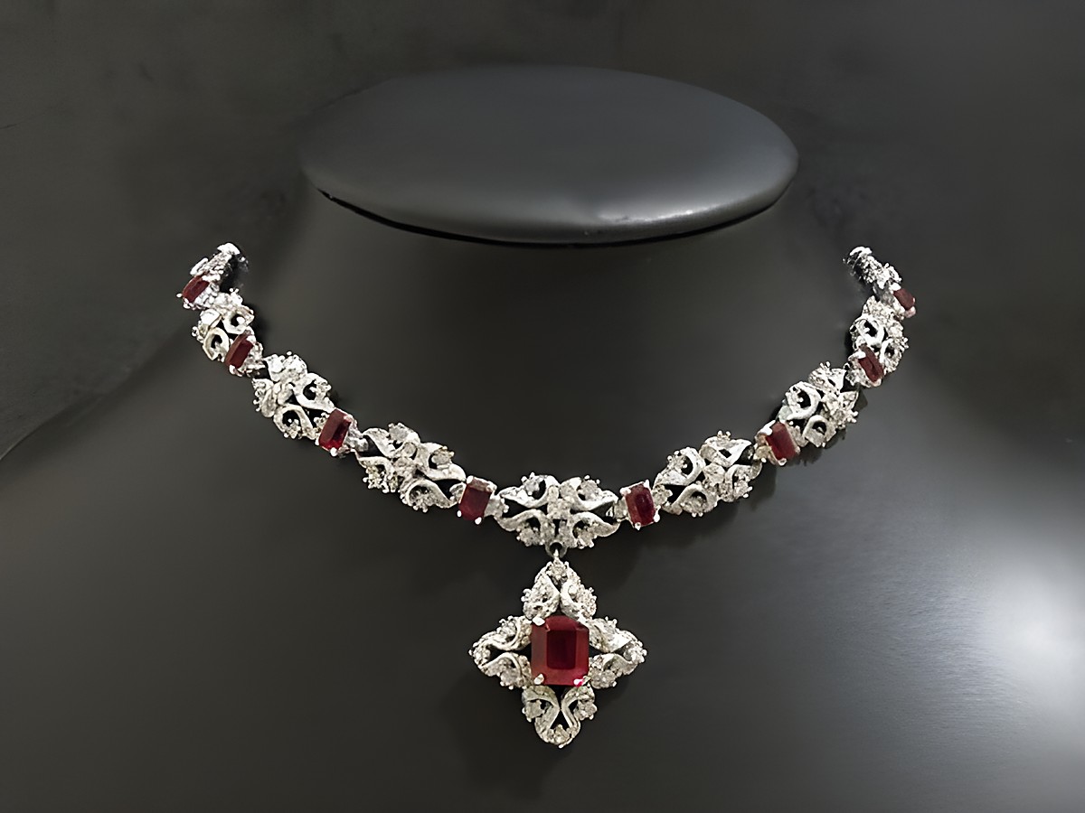 Elegante Strass Kette in rubinrot mit silberfarbener Fassung, Hersteller Juwelier Harnisch, Länge 38-42 cm, verziert mit filigranen Designs und einem auffälligen Anhänger.