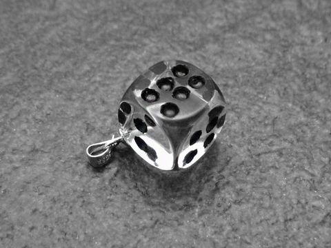 Würfel Anhänger aus Bergkristall und Sterling Silber als Glücksbringer, Hersteller Juwelier Harnisch, glänzendes Design mit erhabenen Punkten, perfekt für persönliche Schmuckstücke.