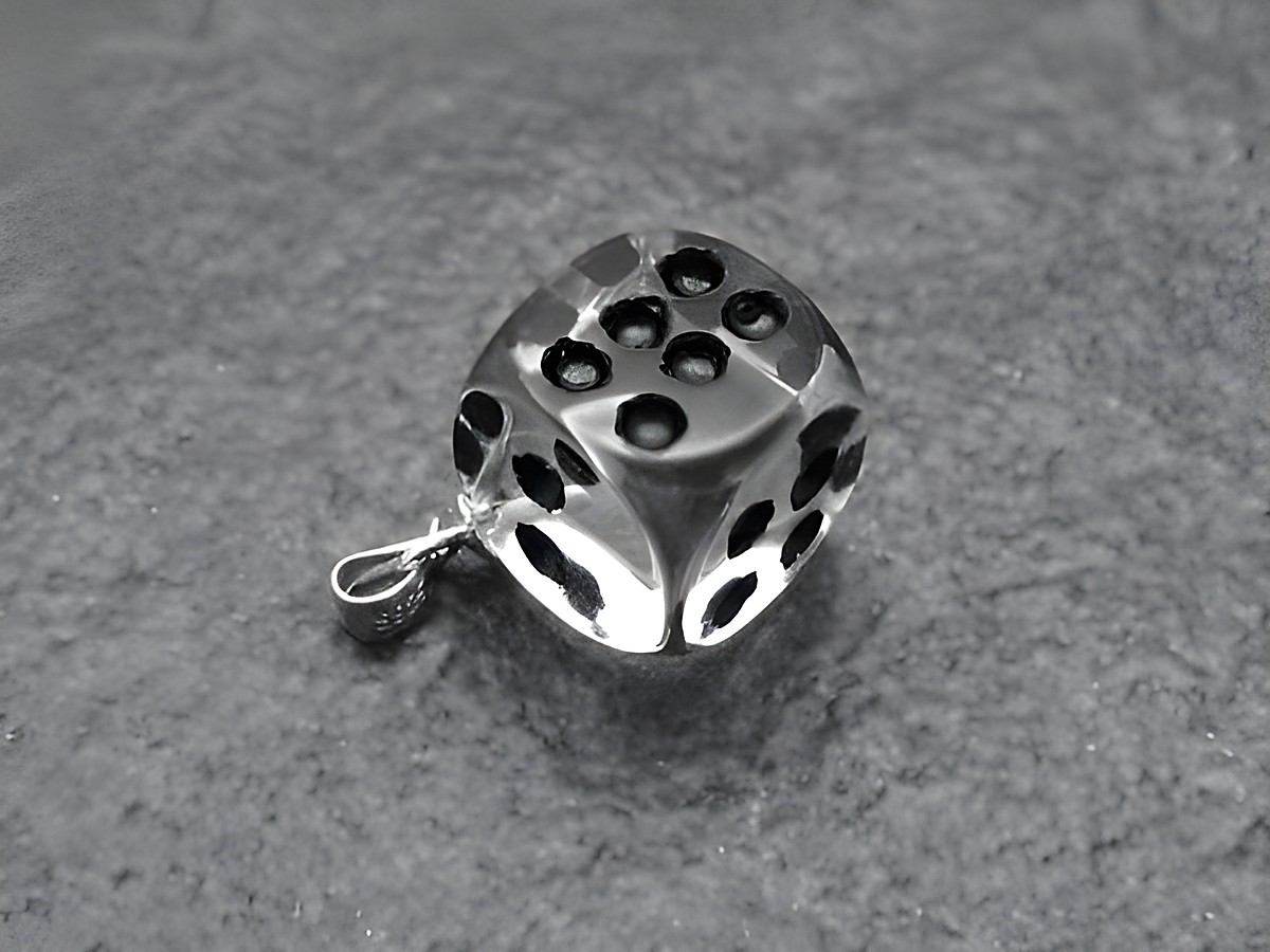 Würfel Anhänger aus Bergkristall und Sterling Silber als Glücksbringer, Hersteller Juwelier Harnisch, glänzendes Design mit erhabenen Punkten, perfekt für persönliche Schmuckstücke.